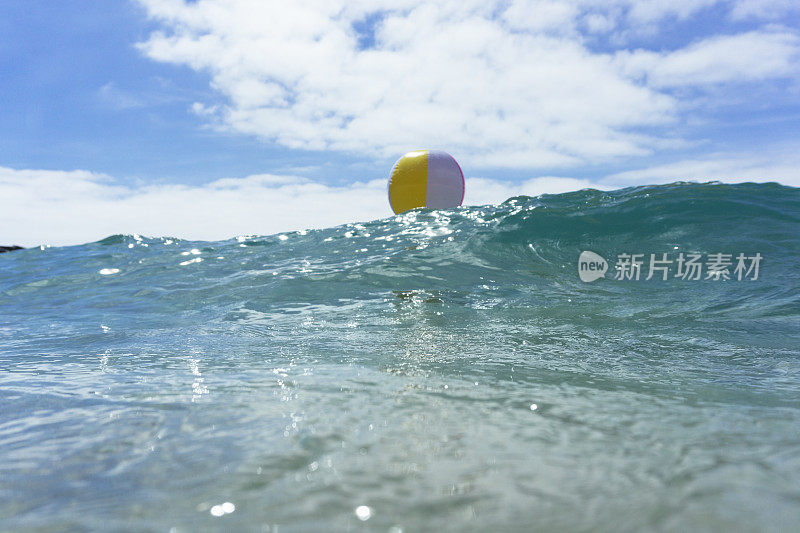 浮在清澈湛蓝的海面上的沙滩球，Pedn Vounder，康沃尔